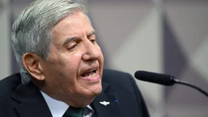 Alexandre de Moraes concede prisão domiciliar para Augusto Heleno