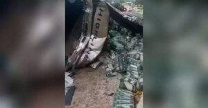 Carreta tomba na BR-422, em Tucuruí, e atinge micro-ônibus com passageiros