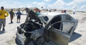 Carro pega fogo na praia do Atalaia, em Salinópolis