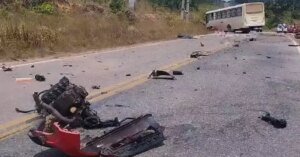 Colisão entre carro e ônibus escolar deixa ao menos uma pessoa morta dilacerada em Capanema
