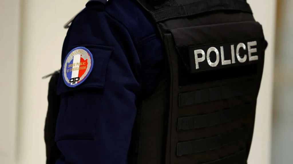 Jovem é detida após ir a hospital com bebê morto na mochila na França