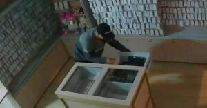 Ladrão clona portão de shopping, tira selfies e leva R$ 43 mil de loja