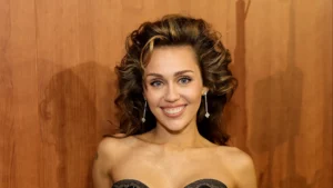Miley Cyrus foi adotada? Mulher afirma ser a mãe biológica da cantora