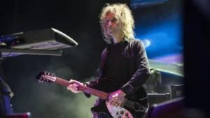 Morre Perry Bamonte, guitarrista do The Cure, aos 65 anos