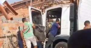 Mulher morre após caminhão-baú invadir residência em Mãe do Rio, no nordeste paraense
