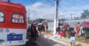 Mulher morre e homem fica ferido após colisão de motocicleta com poste, em Belém