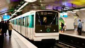 Suspeito de ataque à faca em Paris é internado em hospital psiquiátrico