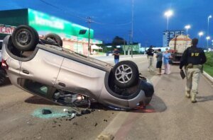 Susto na BR-230: veículo capota após colisão lateral com caminhão de combustível