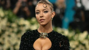 Sydney Sweeney afirma ser 'contra o ódio' ao relembrar publicidade de jeans nos EUA