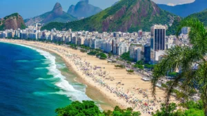 Ultraleve cai no mar na praia de Copacabana