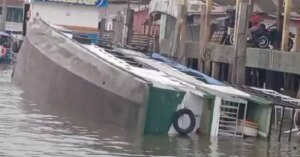 Balsa carregada com cerveja naufraga em Muaná, na Ilha de Marajó