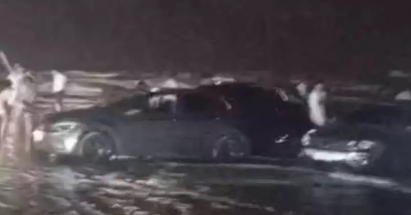 Carros atolam na praia do Atalaia durante noite de Ano Novo em Salinas