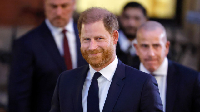 Príncipe Harry se emociona ao relatar perseguição da imprensa contra Meghan Markle 289 Harry comparece ao primeiro dia de julgamento contra tabloides em Londres