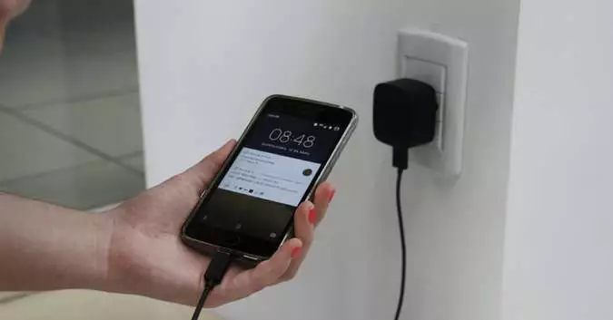 Usar o celular conectado à tomada: entenda os riscos que podem levar à morte 275 Usar o celular conectado à tomada: entenda os riscos que podem levar à morte