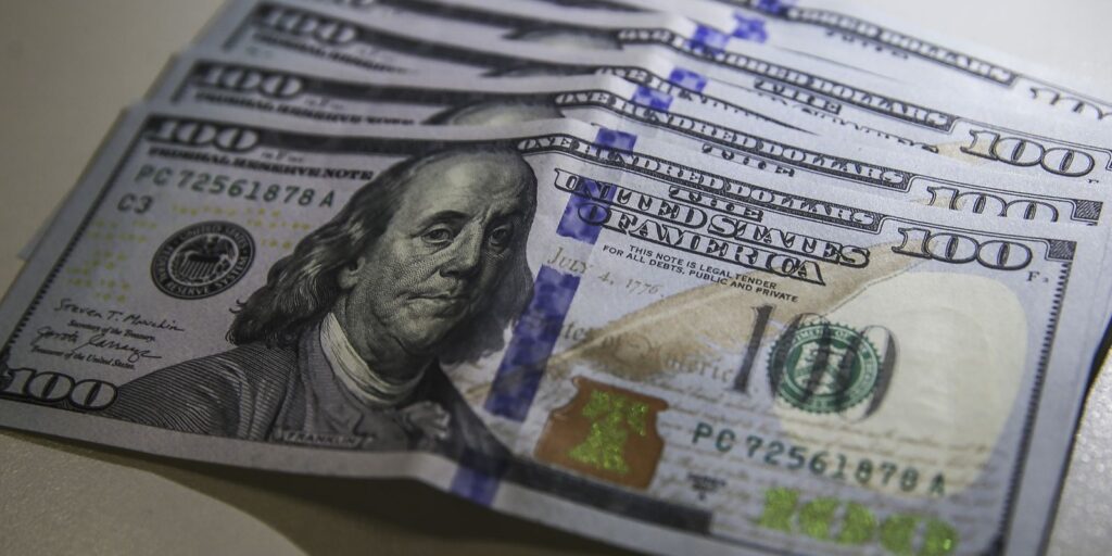 Dólar atinge menor valor em 20 meses, caindo para R$ 5,20; Bolsa bate recorde histórico 280 dolar moeda 0803221210