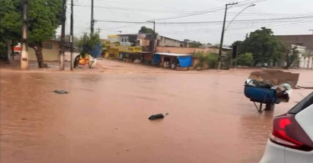 Chuva intensa causa alagamentos em Santarém, afetando principais avenidas e bairros 77 image 15