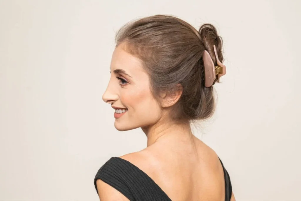 5 penteados com piranhas de cabelo para enfrentar o verão, ideias fáceis e com estilo profissional 73 news 2969 1769868502